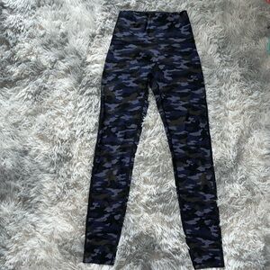 Small Aerie navy camo print leggings